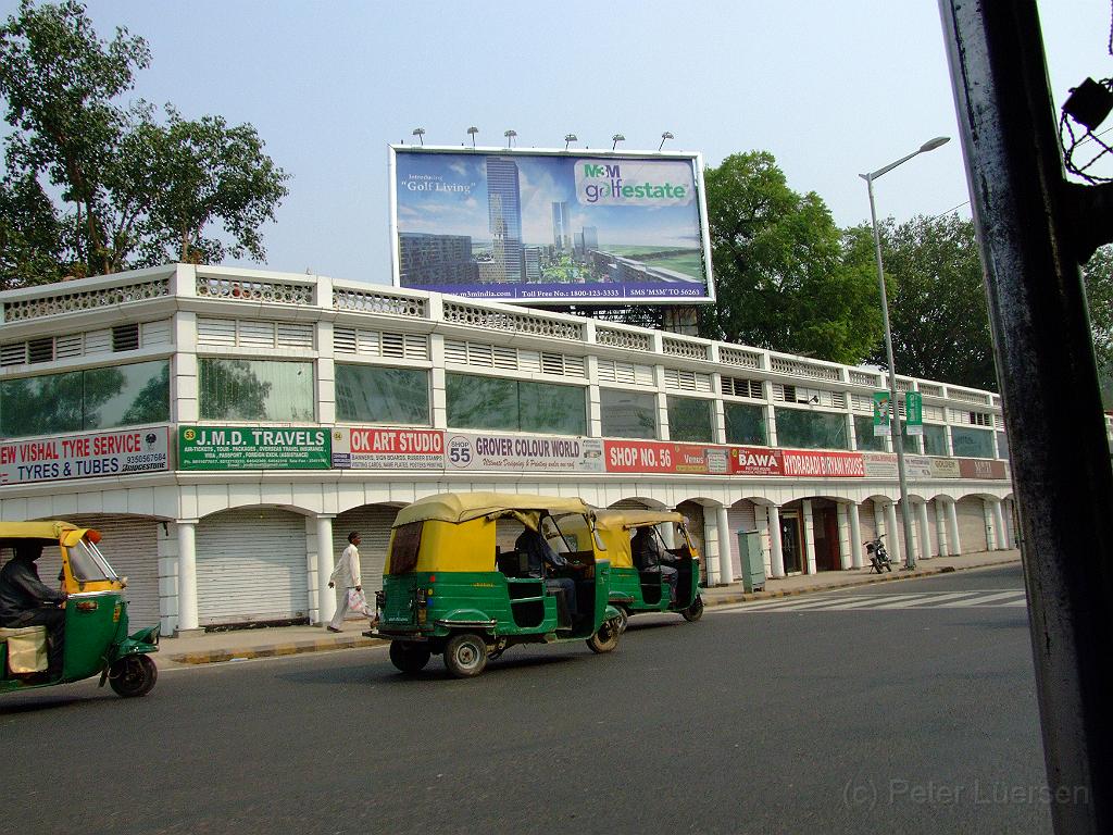 dscf5780.jpg - Läden am Connaught Place.Der Connaught Place ist Dreh- und Angelpunkt von Neu-Delhi. Er steht in einem großen Kontrast zum überfüllten Zentrum von Alt-Delhi.
