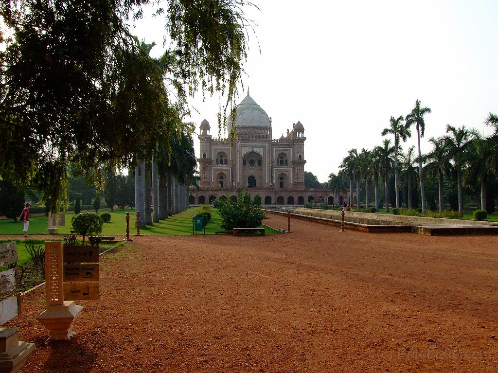 dscf5864.jpg - Das Safdarjung Grab ist das letzte umzäunten Garten Grab in Delhi das in der Tradition von Humayun's Tomb, obwohl es weit kleiner ist, erbaut wurde. Es wurde 1753 bis 54 erbaut als Mausoleum Safdarjung, dem Vizekönig von Awadh unter dem Moghul-Kaiser, Mohammed Shah.Es hat mehrere kleinere Pavillons mit klangvollen Namen wie Jangli Mahal (Palast im Wald), Moti Mahal (Pearl Palace) und Badshah Pasand (King's Favorit). 