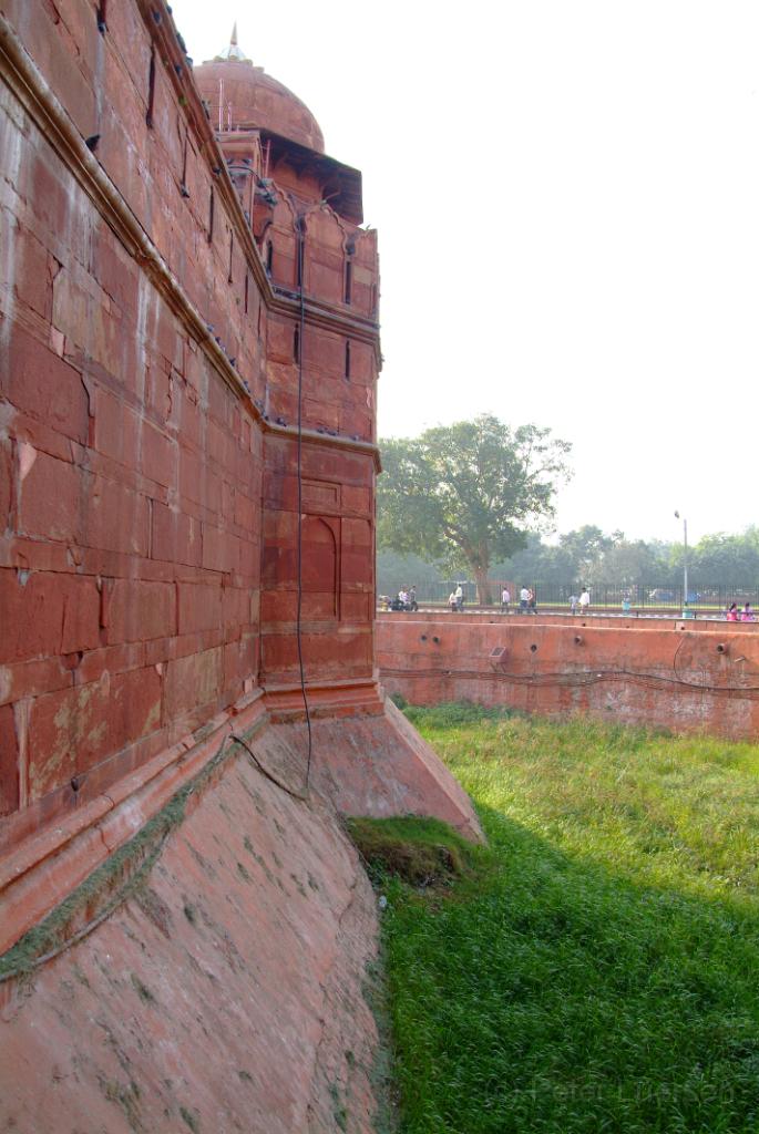 dscf8260.jpg - Außenmauern des Roten Forts auf der Stadtseite.