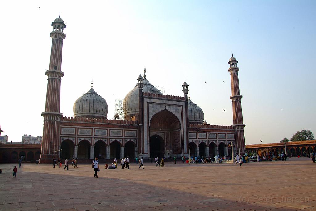 dscf8276.jpg - Die Hamid Masjid Moschee in Delhi ist die größte Moschee Indiens und eine der größten der Erde. Sie befindet sich auf einer neun Meter hohen Erhebung im Zentrum von Shahjahanabad.