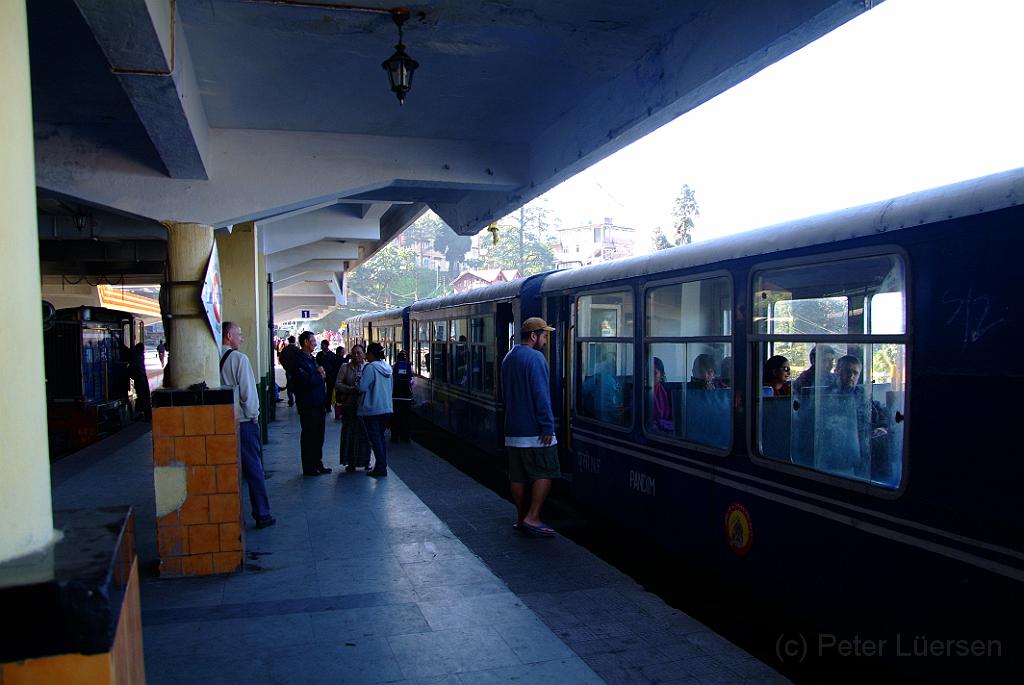 dscf9171.jpg - Im Bahnhof von Darjeeling