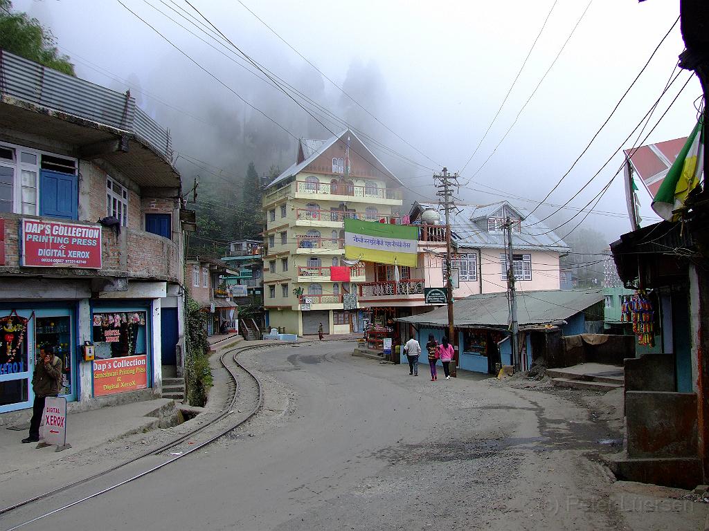 dscf6159.jpg - Ghum (auch buchstabiert Ghoom) ist ein kleiner Ort in der hügeligen Darjeeling Himalayan Bergregion von West Bengal. Ghum Bahnhof der Darjeeling Himalayan Railway ist die höchste Bahnhof in Indien. Er liegt auf einer Höhe von 2,225.7 Meter. Der Ort ist die Heimat der Ghum Kloster und die Batasia Loop , eine Eisenbahn Biegung des Darjeeling Himalayan