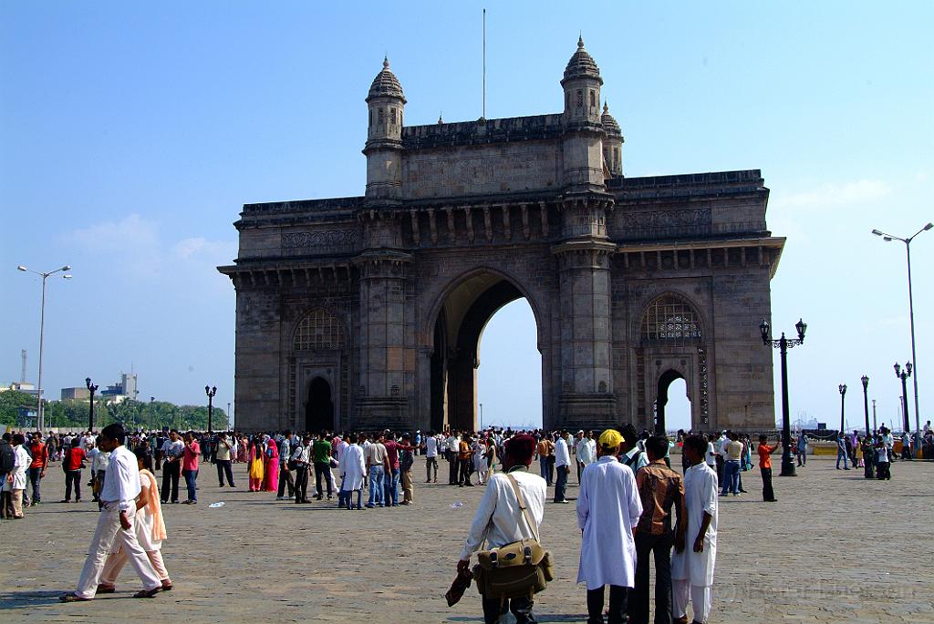 dscf9420.jpg - Mumbais berühmtestes Wahrzeichen, das Gateway of India, wurde 1924 im Stadtteil Colaba nach Plänen von George Wittet (1878-1926) erbaut.