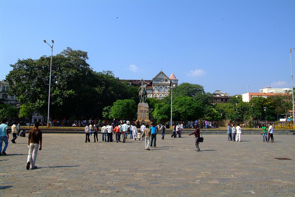 dscf9422.jpg - Der Platz rund um das Gateway ist bei Abendspaziergängen sehr beliebt. Ein Ende säumt die streng blickende Statue von Shivaji, dem marathischen Kriegsherrn, der in der zweiten Hälfte des 17. Jahrhunderts den Kaiser des Mogulreiches Aurangzeb während seiner letzten Jahre hartnäckig verfolgte. Die Statue wird verehrt und ist oft mit einer Ringelblumengirlande geschmückt.