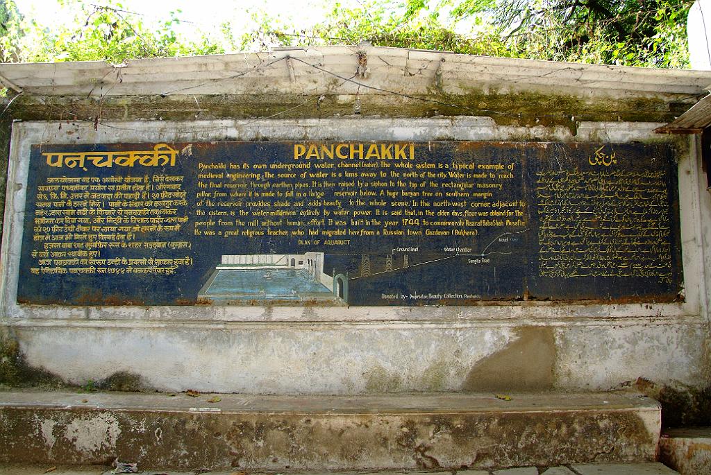 dscf9545.jpg - Am Khan River liegt das Grab des von Aurangzeb verehrten Sufi-Heiligen Shah Muzafir, daneben die wassergetriebene Getreidemühle (Pan Chakki, von 1696) - ein idyllischer Platz.