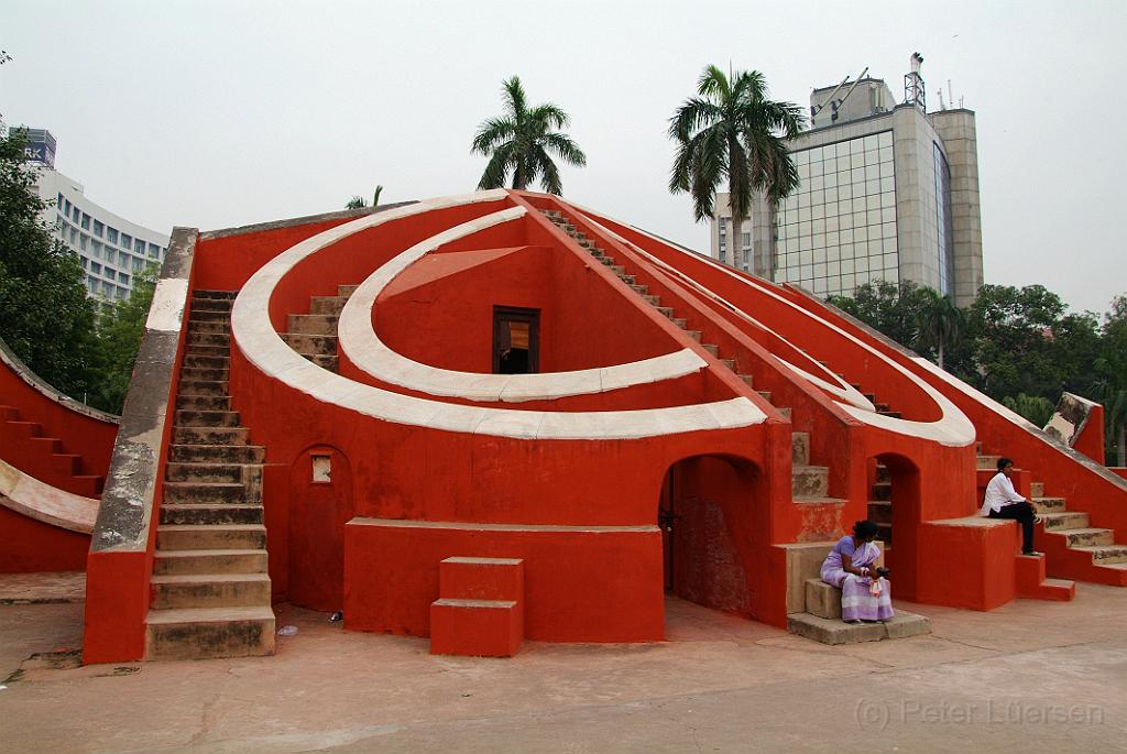 dscf8057.jpg - Die Menschen bestimmten früher anhand des Schattenwurfs dieser gigantischen Sonnenuhren mit bewundernswerter Genauigkeit die Zeit, Sonnen- und Mondkalender sowie astrologische Bewegungen.