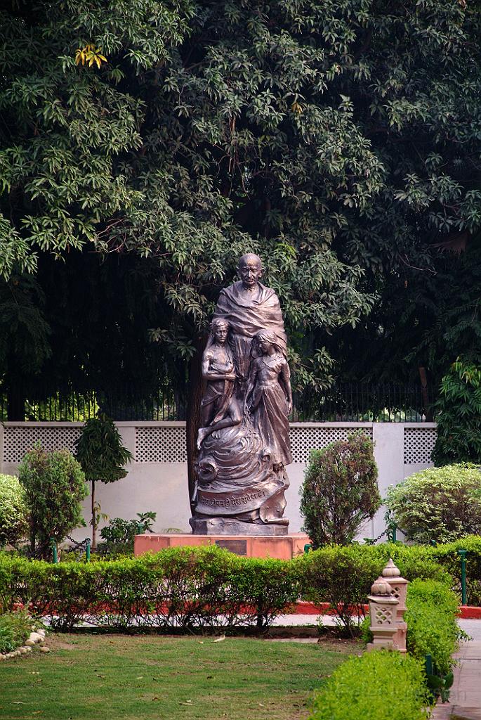 dscf8119.jpg - Das Gandhi Smriti dem zuvor als Birla Haus oder Birla Bhavan bekanntem Gebäude ist ein Museum, dass dem früheren indischen Rechtsanwalt, politischer sowie geistiger Führer der indischen Unabhängigkeitsbewegung Mahatma Gandhi gewidmet ist. Es befindet sich in der Tees January Road in Neu Delhi, Indien. Hier verbrachte Mahatma Gandhi die letzten 144 Tage seines Lebens bevor er am 30. Januar 1948 einem Mordanschlag zum Opfer fiehl.