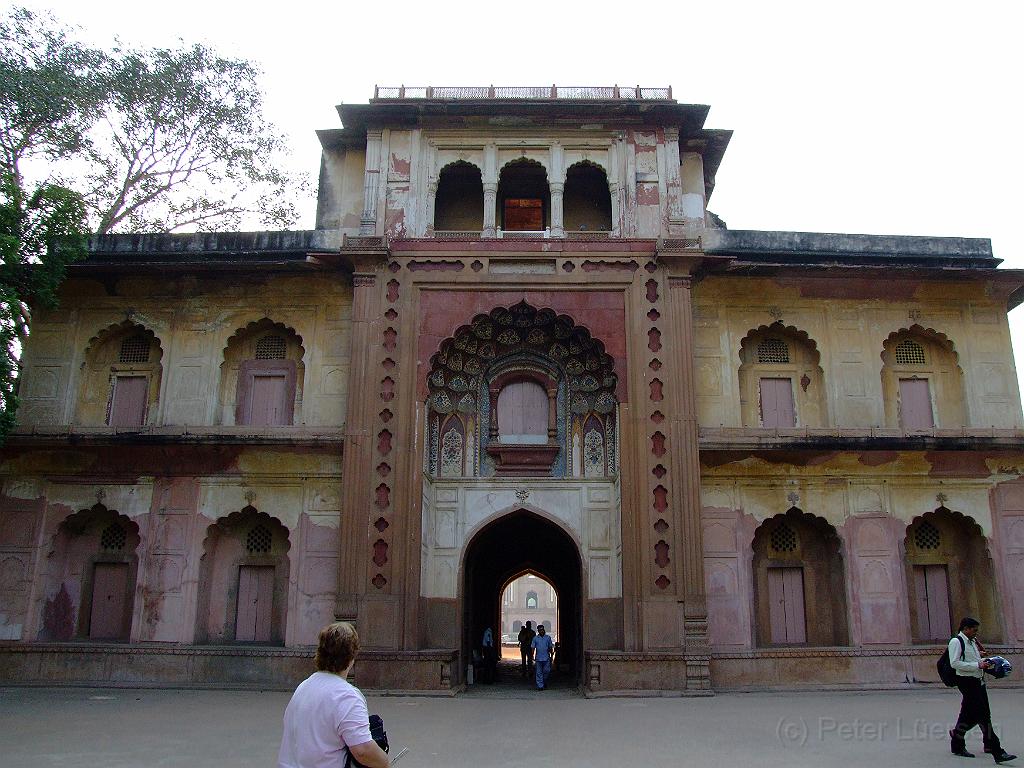 dscf5862.jpg - Haupttor. Die Archaeological Survey of India unterhält eine Bibliothek über dem Haupttor.