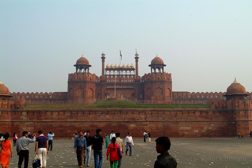 dscf8212.jpg - Das Rote Fort (Lal Qila)  ist eine Festungs- und Palastanlage aus der Epoche des Mogulreiches. Sie wurde zwischen 1639 und 1648 für den Mogulkaiser Shah Jahan erbaut erbaut und gehört seit 2007 zum Weltkulturerbe der UNESCO.