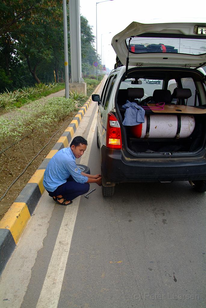 dscf0061.jpg - Auf dem Weg zum Flughafen noch eine kleine Pause. Reifen geplatzt! Reifenwechsel! Das ist eben Indien, immer für eine Überraschung gut. Tschüss Indien, wir kommen wieder.