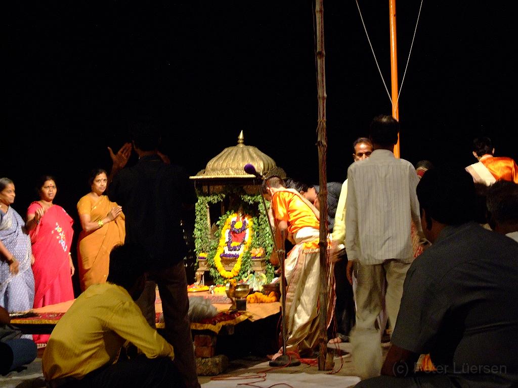 dscf5947.jpg - Puja  bedeutet in etwa "Verehrung" oder "Ehrerweisung". Die Puja gehört als ein im Idealfall täglich praktiziertes Ritual im Hinduismus und Buddhismus zu den wichtigsten Bestandteilen des religiösen Alltags.