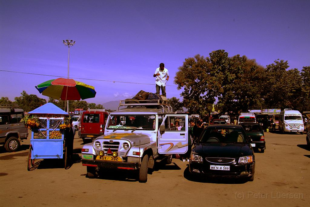 dscf8768.jpg - Die Fahrt (88 km) von NJP nach Darjeeling dauert ca 4 Stunden. Preise pro Person im Sammeltaxi (links) 100 Rupi und im Taxi (rechts) 600 Rupi.