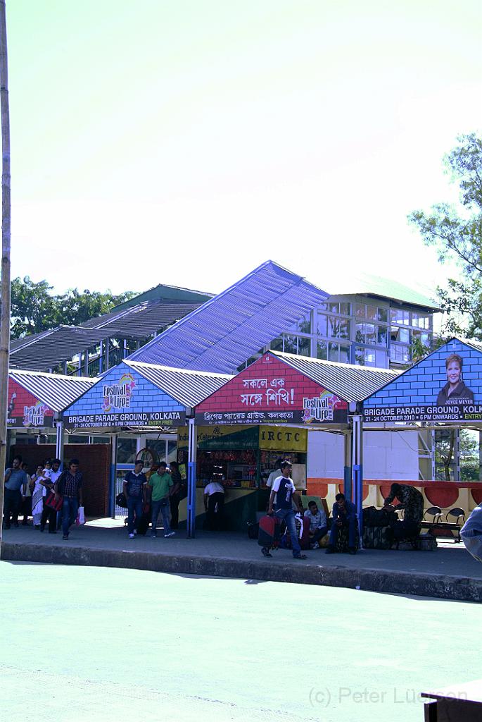 dscf8770.jpg - Ansicht des für die Region wichtigen Eisenbahnknotens New Jalpaiguri (NJP Train Station), von wo aus der gesamte Schienenverkehr in die ostindischen Gebiete von Assam, Tripura und Nagaland, aber auch in den Norden Bangladeschs führt.