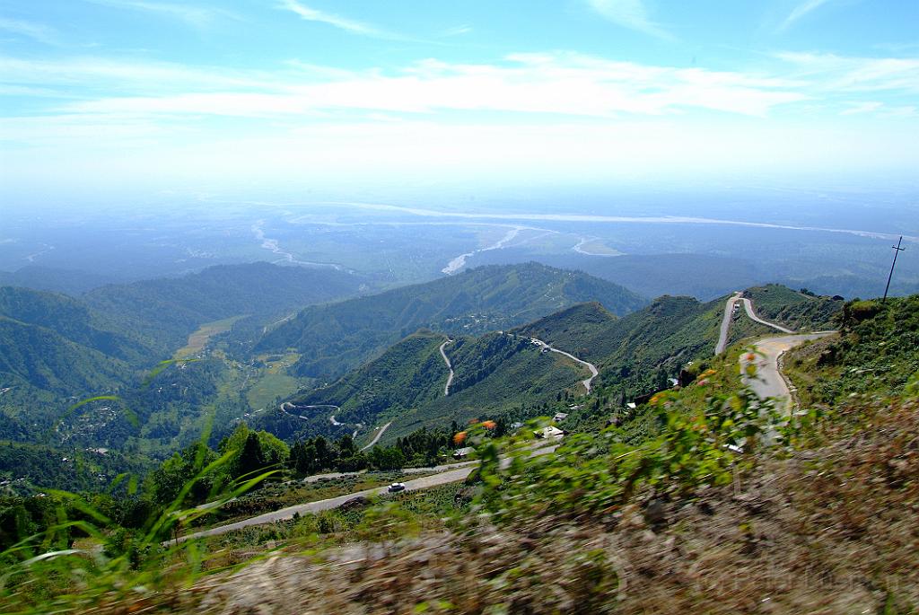 dscf8791.jpg - In rasender Fahrt über die Bergstraße nach Darjeeling.