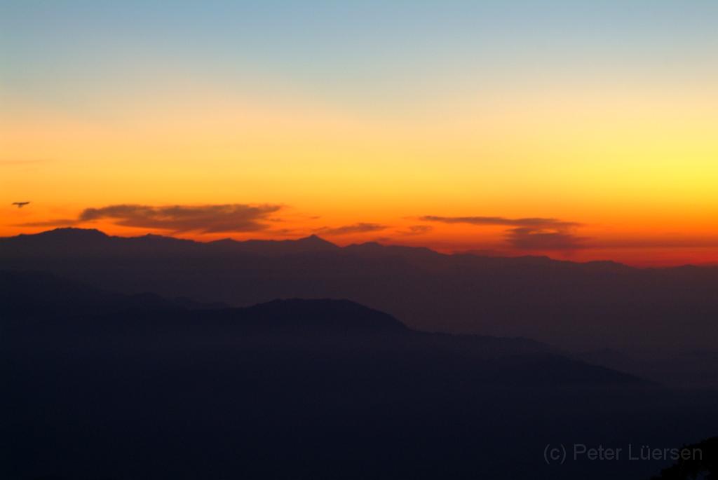 dscf8987.jpg - Der Winter ist die Jahreszeit, die den phantastischsten Anblick des Himalaya bietet. Wenn man vor Morgengrauen (04:30) mit einem Jeep zum Tigerhill hinauffährt um das Spektakel des Sonnenaufgangs zu erleben. Bei klarem Wetter kann man die Bergkette vom Mt. Everest über Lhotse, Makalu, Kabru, Kanchenjunga und Siniolchu bis zum Chomolhari an der Grenze zu Bhutan sehen: darunter vier der fünf höchsten Erhebungen der Erde.