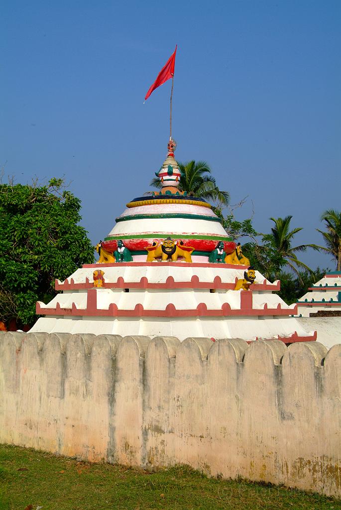 dscf9289.jpg - Die heilige Stadt Puri liegt im indischen Bundesstaat Orissa, etwa 60 km südlich der Hauptstadt Bhubaneshwar. Puri ist die Heimat des Gottes Jagannath und daher eine der vier wichtigsten religiösen Stätten der Hindus. Tausende Gläubige aus aller Welt pilgern jedes Jahr nach Puri um sich von Jagannath, dem "Herrn des Universums", segnen zu lassen.