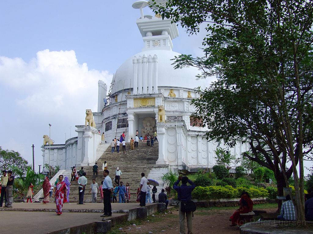 dscf6180.jpg - DIE DHAULI-EDIKTEEtwa acht Kilometer südlich von Bhubaneshwar, rechts von der Straße nach Puri, ließ König Ashoka seine berühmten Edikte in einen Felsen schlagen, der 5 x 3 Meter groß ist. Der berühmte buddhistische Herrscher berichtet hier von den Schrecken, die er in den Kalinga-Kriegen erlebte (er hatte diese Kriege gewonnen), und von seinem Übertritt zum Buddhismus. Die 13 Inschriften sind auch nach 2000 Jahren noch deutlich lesbar.Heute wird diese Stelle bestimmt von einer neuen Friedenspagode. 