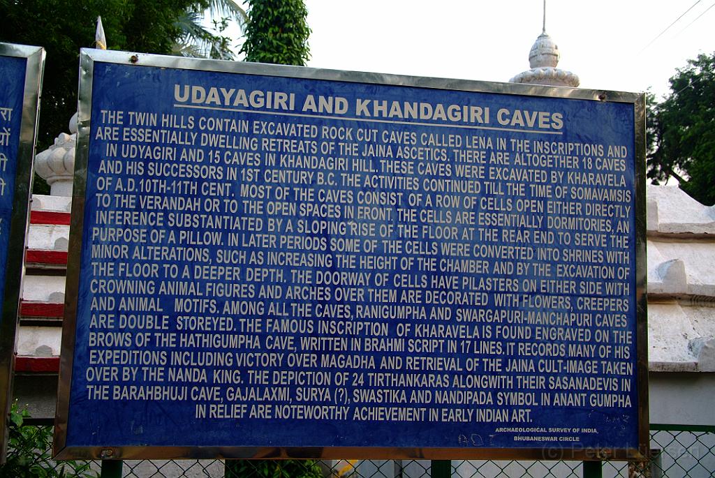 dscf9390.jpg - DIE HÖHLEN VON UDAYAGIRI UND KHANDAGIRIEtwa fünf Kilometer außerhalb von Bhubaneshwar liegen die beiden Hügel Udayagiri und Khandagiri, in denen man Höhlen besichtigen kann. Rechts der Straße liegt der Udayagiri (Hügel des Sonnenaufganges) mit den interessanteren Höhlen, die sich auf verschiedene Ebenen verteilen. Alle Höhlen sind numeriert.