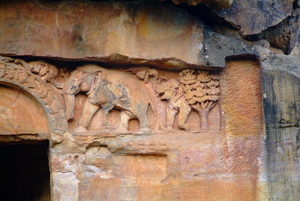 dscf9393.jpg - Höhle Chota Hathi Gumpha mit Darstellungen von Elefanten, die die Deckung eines Baumes verlassen.