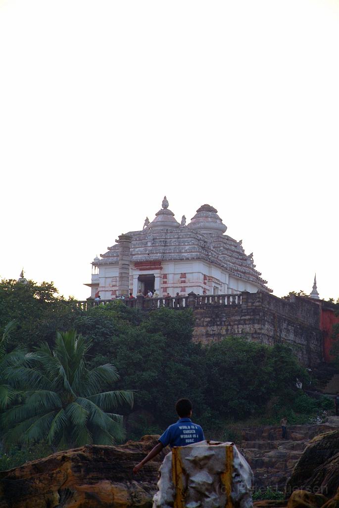 dscf9396.jpg - Der Khandagiri Hill auf der anderen Straßenseite. Der Jain-Tempel oben auf dem Hügel stammt aus dem 18. Jahrhundert.