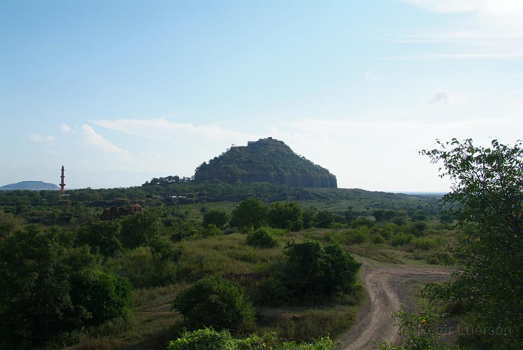 dscf0002.jpg - Unter den indischen Forts des Mittelalters und der frühen Neuzeit ist die um 1340 erbaute Burg von Daulatabad (Stadt des Glücks) eine der unheimlichsten! Voller tückischer Überraschungen für jeden Gegner, von eisernen Dornen über vergiftetes Wasser bis zu den dunklen, verwinkelten Stollen auf dem Weg zur Oberburg. Von dort genießen die Besucher einen herrlichen Ausblick. Übrigens zwang der damalige Sultan von Delhi, Shah Mohammed Tughluq, 1338 die Bewohner Delhis zu einer 1100 km langen Wanderung nach Daulatabad, die seine neue Hauptstadt werden sollte. Schon 17 Jahre später mussten sie sich jedoch auf den Rückweg nach Delhi machen.