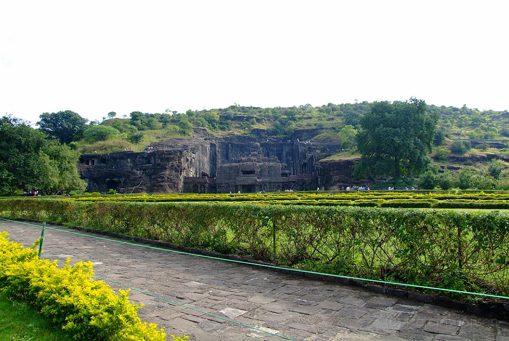 dscf9810.jpg - Ellora ist für seine Höhlen- und Felsentempel, Klöster und Kapellen bekannt, die zwischen dem 5. und 10. Jahrhundert n. Chr. als Teil der Dekkan-Architektur über 2 km Länge aus einer von Südost nach Nordwest verlaufenden basaltischen Felswand geschlagen. Die UNESCO erklärte 1983 die insgesamt 34 Bauwerke zum Weltkulturerbe.Die Bauwerke werden von Südost nach Nordwest nummeriert und teilen sich in eine buddhistische (Nr. 1-12, 400-800 n. Chr.), eine hinduistische Gruppe (Nr. 13-29, 600-900 n. Chr.) und eine jainistische Gruppe (Nr. 30-34, 800-1000 n. Chr.) ein. Ein besonderes Merkmal der Anlage sind die Amalaka, Säulen mit melonenförmigen Kapitellen.