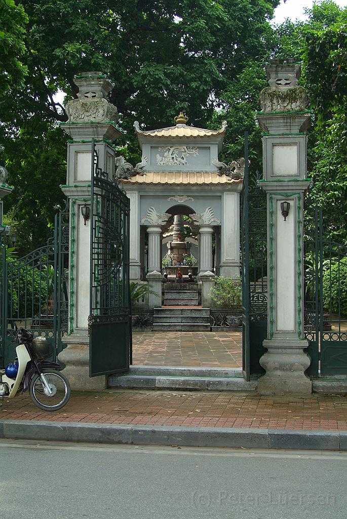 dscf1264.jpg - Haupteingang des Le Thai To Denkmal.