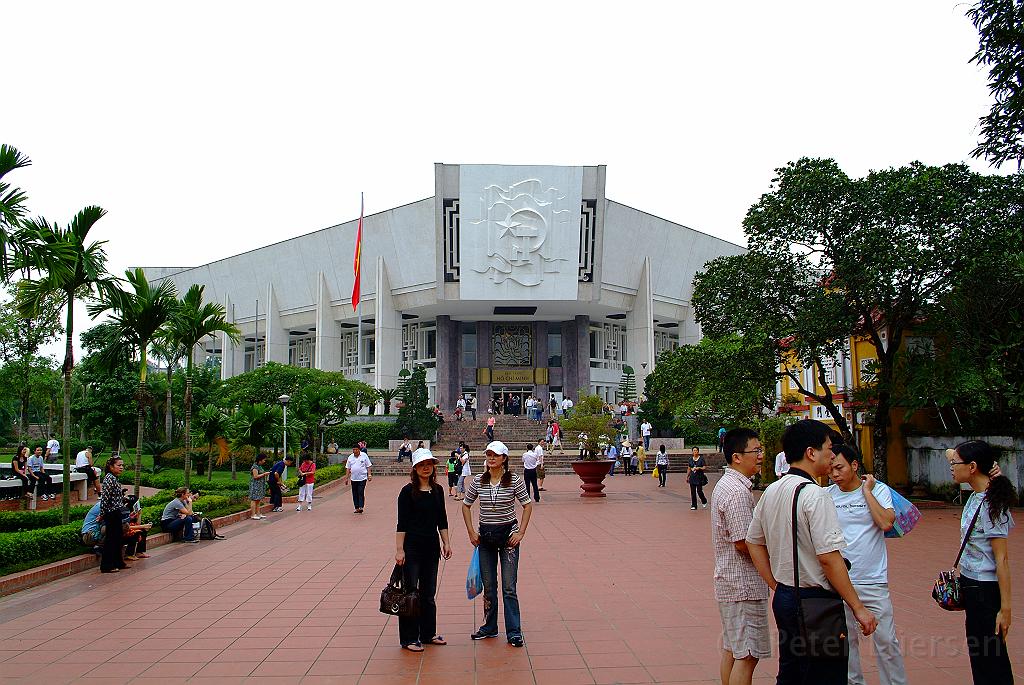 dscf1722.jpg - Zum 100. Geburtstag wurde das Ho Chi Minh Museum 1990 eröffnet, ein 'Disneyworld'des realexistierenden Sozialismus. Uns reicht eine Aussenbesichtigung.