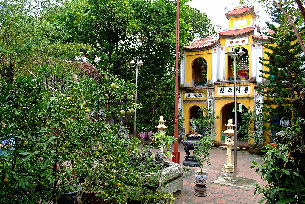 dscf1732.jpg - Ein kleiner Tempel neben der Ein Seulen Pagode