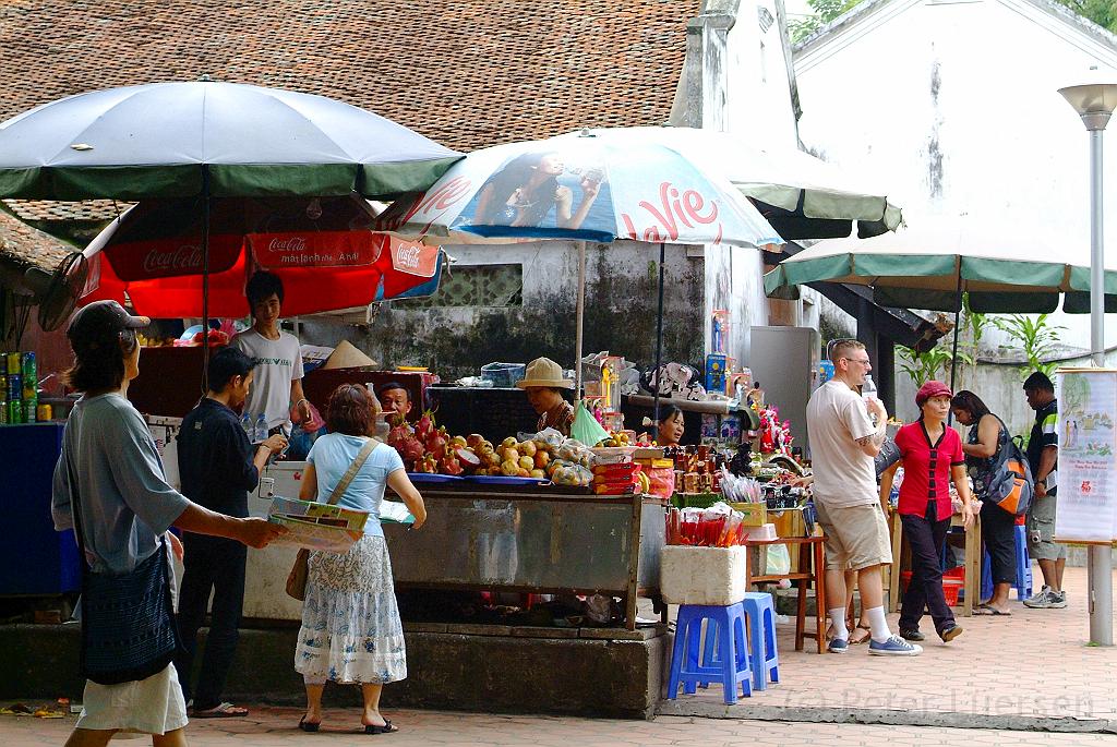 dscf1738.jpg - Obststand nahe der Ein Seulen Pagode.