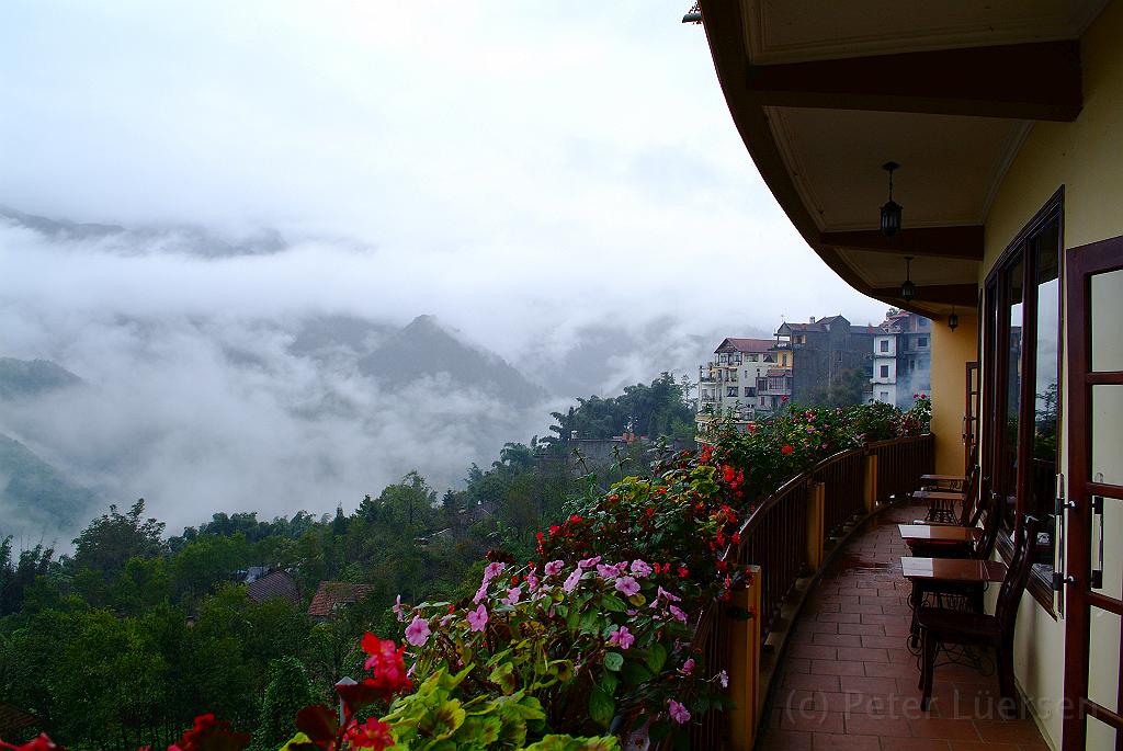 dscf1762.jpg - Wie ist dieses Panorama wohl ohne Wolken und Regen?Jedenfalls liegt das Hotel himmlisch.