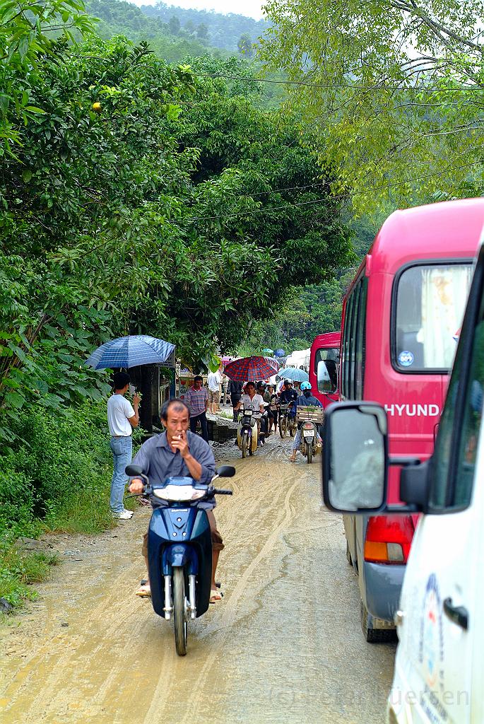 dscf1897.jpg - Auf dem Weg nach BAC HA. Kleiner Stau auf der Landstraße. Da ist ein LKW umgekippt so unser Fahrer