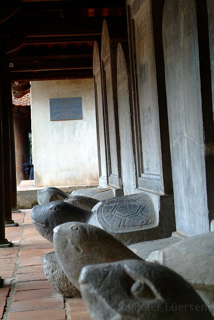 dscf1979.jpg - Jede Stele steht auf einer Schildkröte, dem Sinnbild für Weisheit und Dauer.