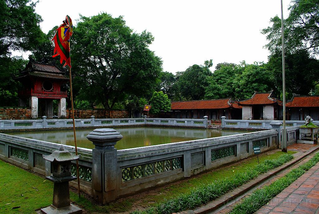 dscf1982.jpg - Thien Quang Tinh (Hof der Stelen mit dem  Brunnen der Himlischen Klarheit)