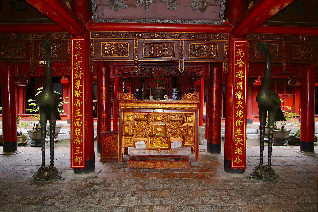 dscf1992.jpg - Altar des Konfuzius, flankiert von zwei Bronzekranichen die dem Meister die Ergebnisse der Prüfungen meldeten.