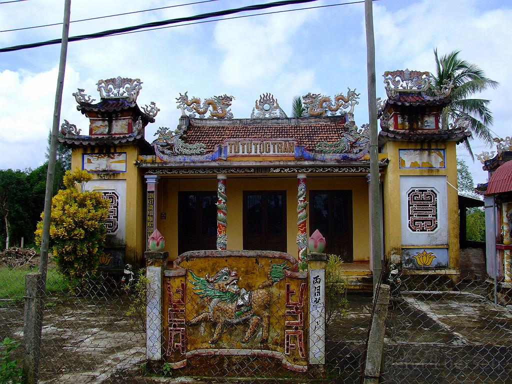 dscf1126.jpg - an Familientempel vorbei