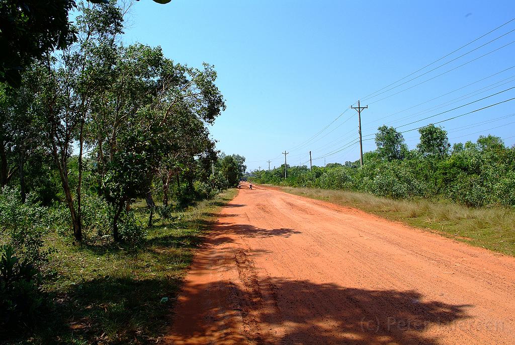 dscf2822.jpg - Das Straßennetz auf Phu Quoc besteht meist aus Lehm- und  Sandpisten.